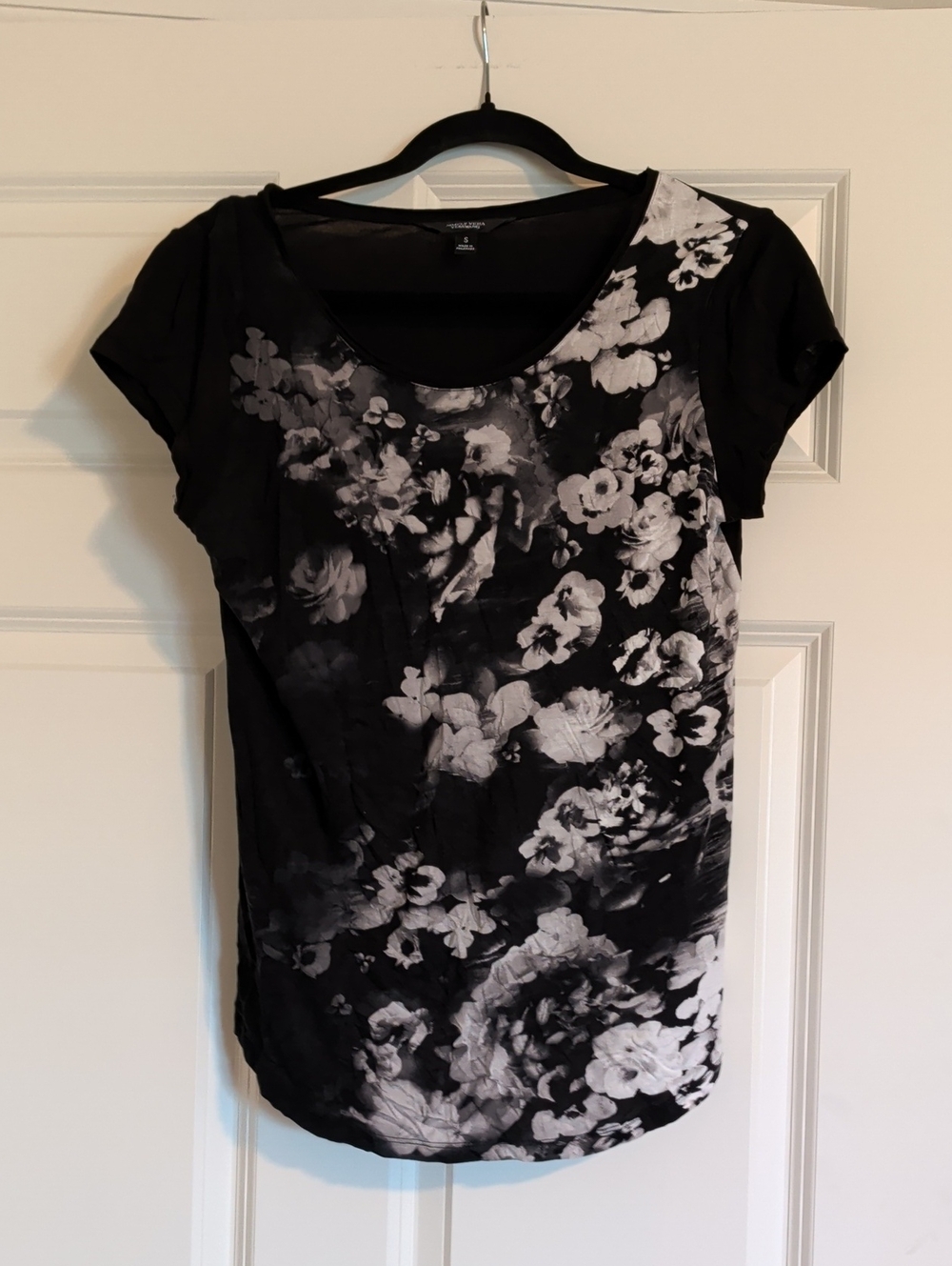 Black & White Floral Scoop Neck Short Sleeve Top
